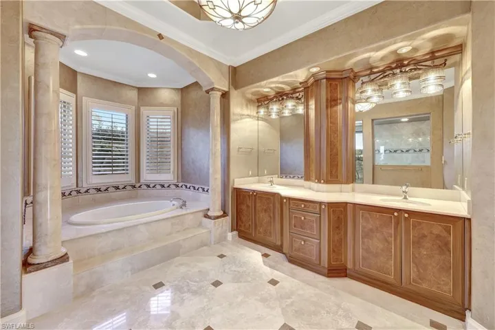 Who can resist a warm soak in this luxurious tub?