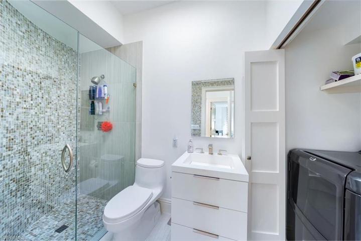 Guest bath 2 w/ laundry closet