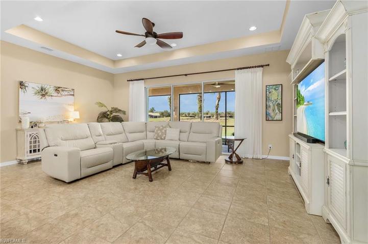 Great Room w/3 panel Sliding to Lanai