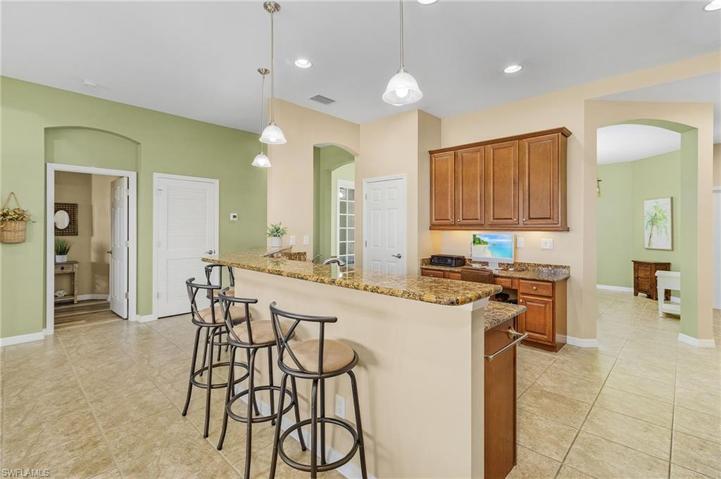 Breakfast bar/casual dining