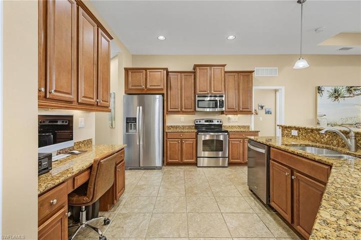 Large Kitchen w/wood cabinets & Granite