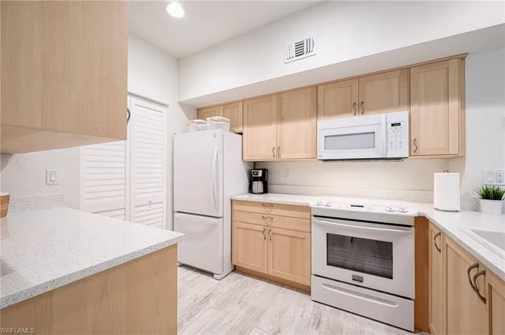 Updated Kitchen w. Quartz Countertops