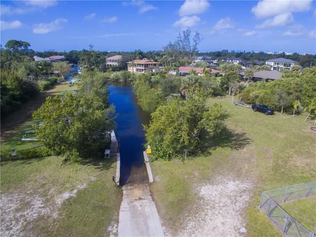 Birds eye view of property featuring commuity boat ramp