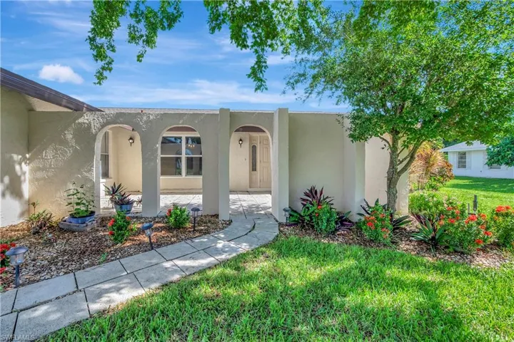 View of front facade featuring a front yard