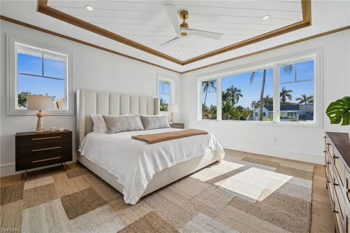 bedroom w/full bath