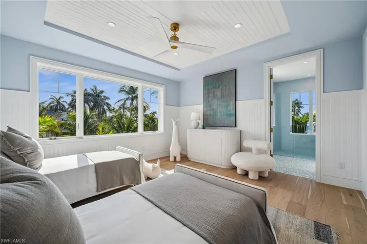 bedroom w/ full bath