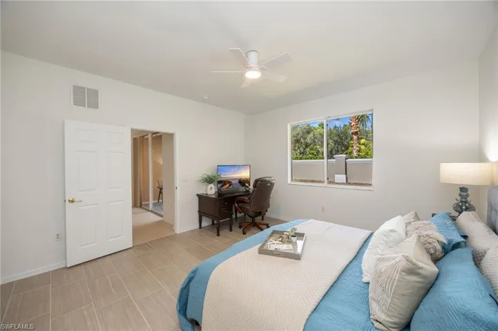ensuite bath w/dual sinks, walk in shower