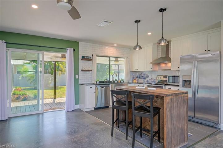 8112 San Carlos BLVD, FORT MYERS FL 33967