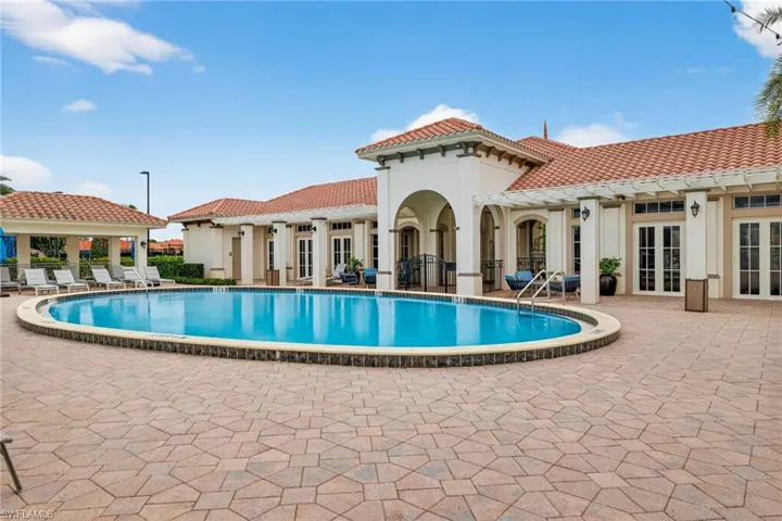 Resort Style Pool w/Poolside Dining