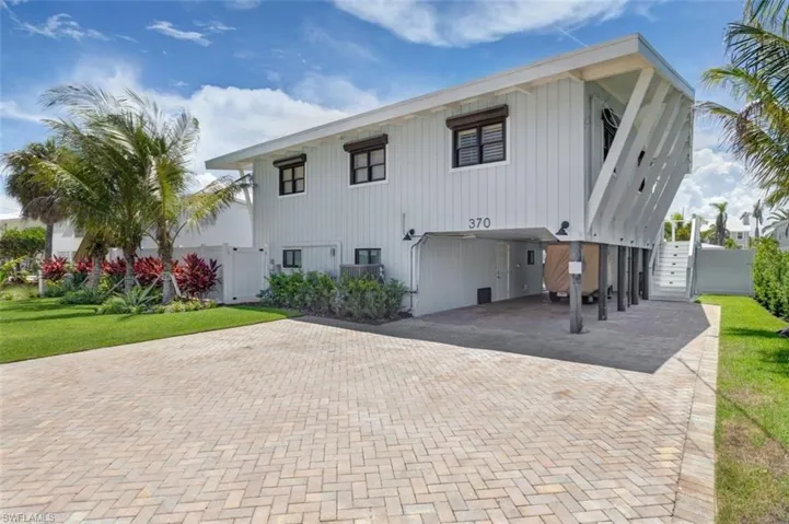Large Lot with lots of Parking!