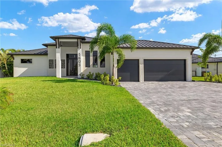 View of front facade with a garage and a front yard