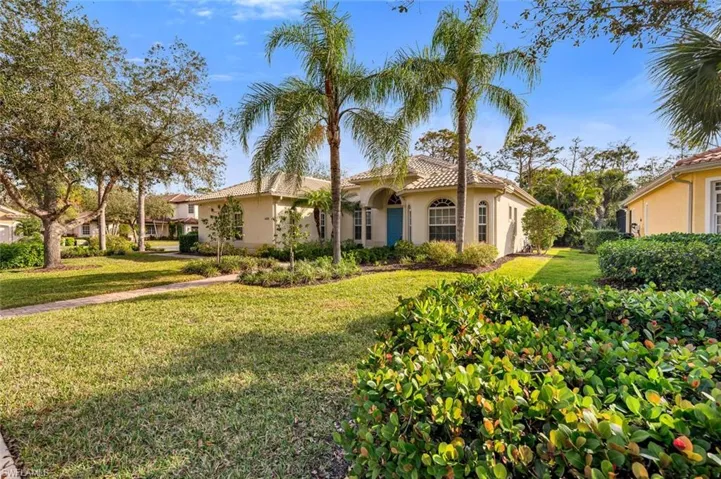 View of front of home featuring a front yard