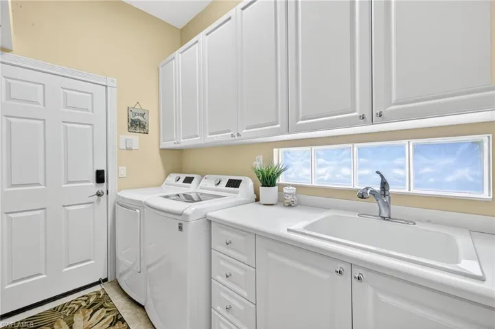 Laundry Lots Of Storage Cabinets & Utility Sink