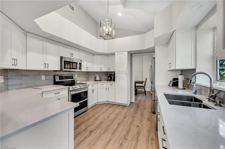 All LG appliances-double oven. All quartz.