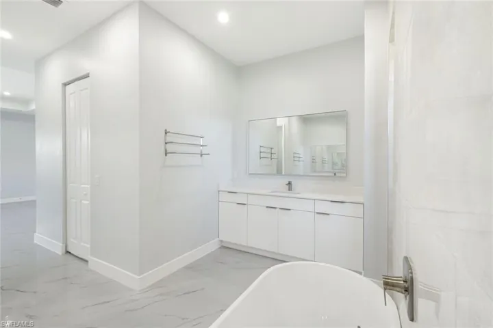 owner's ensuite bath