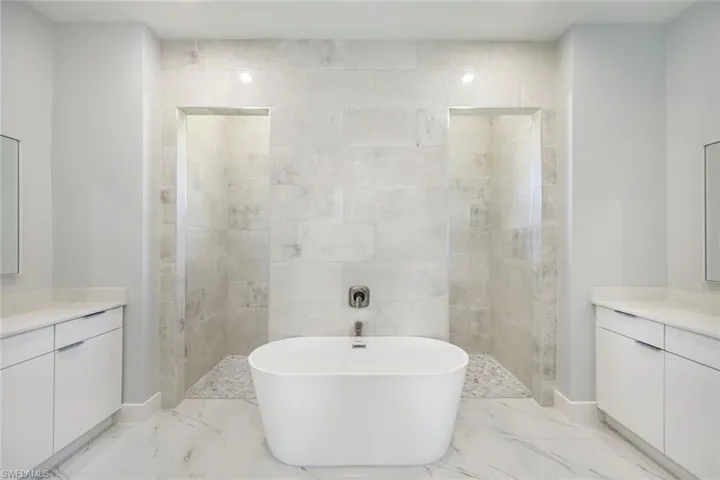 owner's ensuite bath with dual sinks and soaking tub