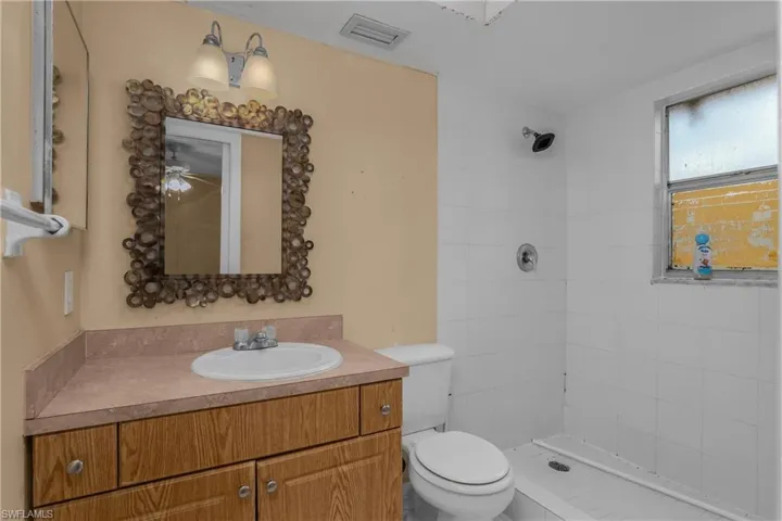 en-suite bath to main suite