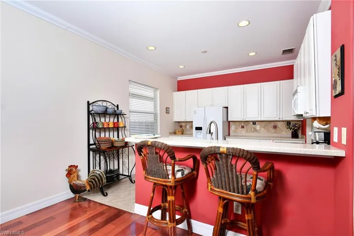 Fully equipped kitchen with breakfast bar