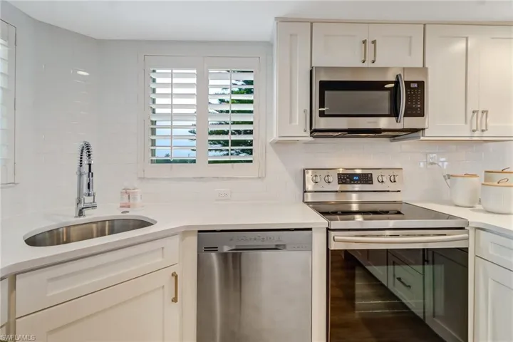 21 High Point Cir E 601, Naples, Florida 34103