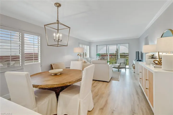 Amazing views, light and bright, beautiful furniture.