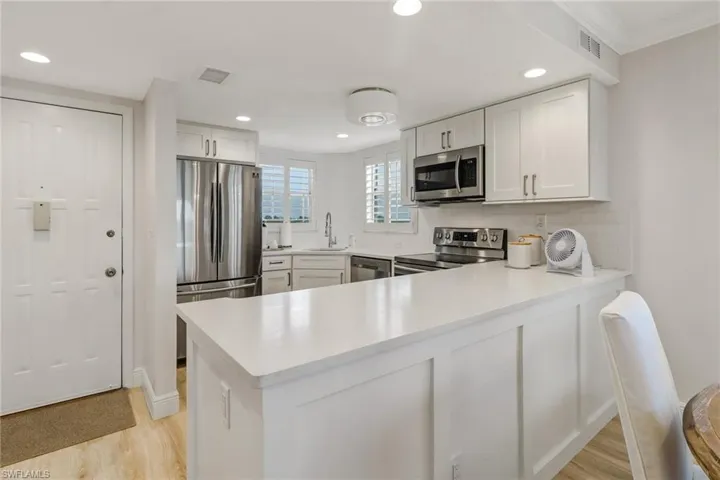 21 High Point Cir E 601, Naples, Florida 34103