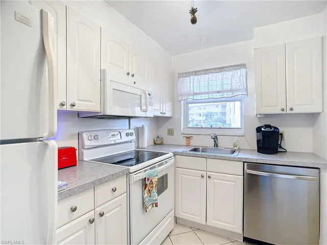 180 Turtle Lake Ct 103, Naples, Florida 34105