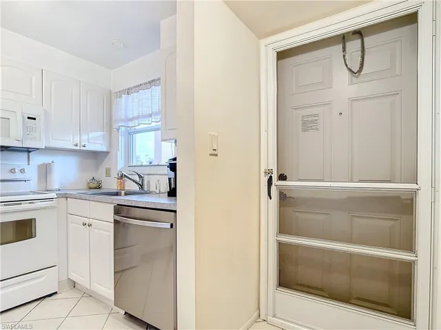 180 Turtle Lake Ct 103, Naples, Florida 34105