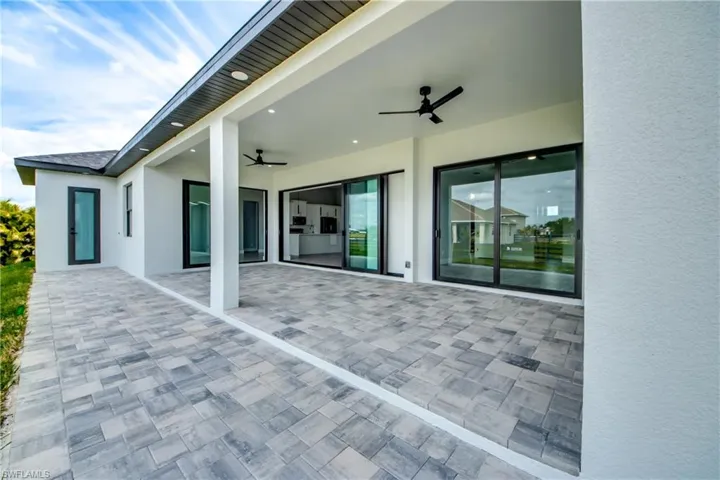 Open oversized lanai