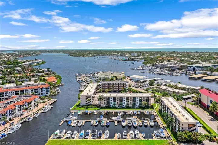 807  River Point  DR, Naples, FL 34102