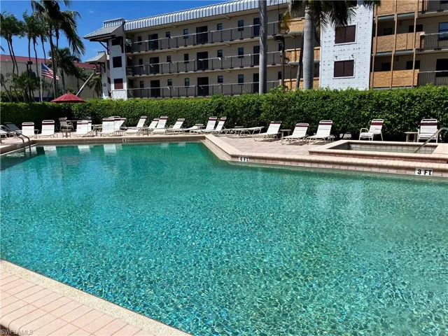 807  River Point  DR, Naples, FL 34102