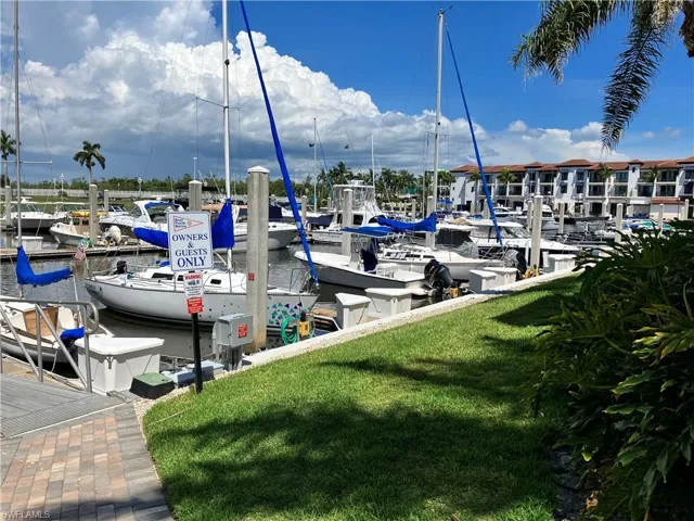 807  River Point  DR, Naples, FL 34102