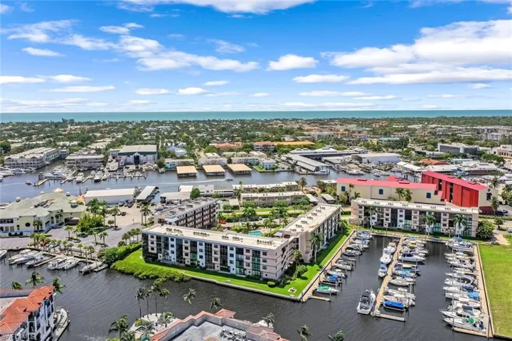 807  River Point  DR, Naples, FL 34102