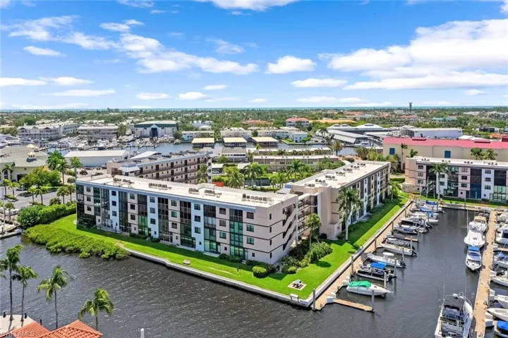 807  River Point  DR, Naples, FL 34102