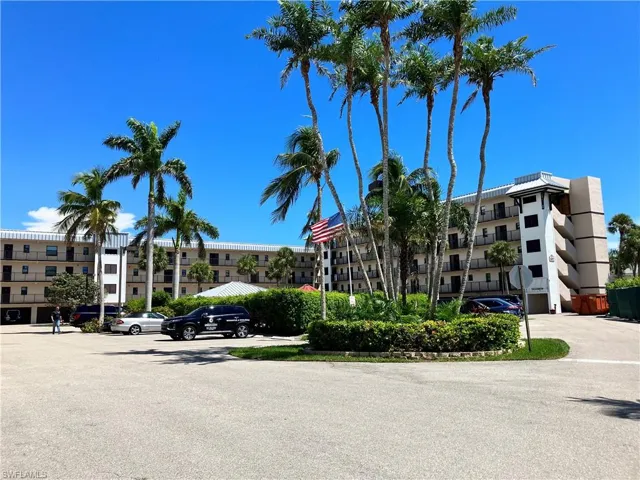 807  River Point  DR, Naples, FL 34102
