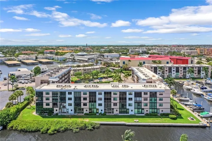 807  River Point  DR, Naples, FL 34102