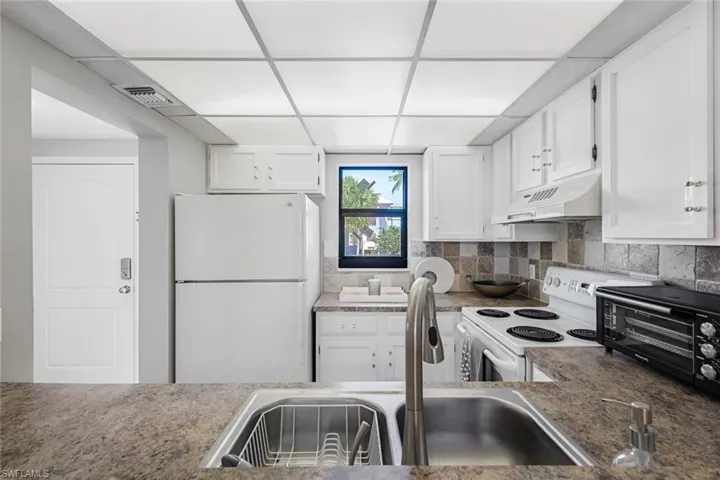 807  River Point  DR, Naples, FL 34102