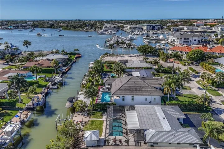 300 yards from Naples Bay - no bridges to Gulf!