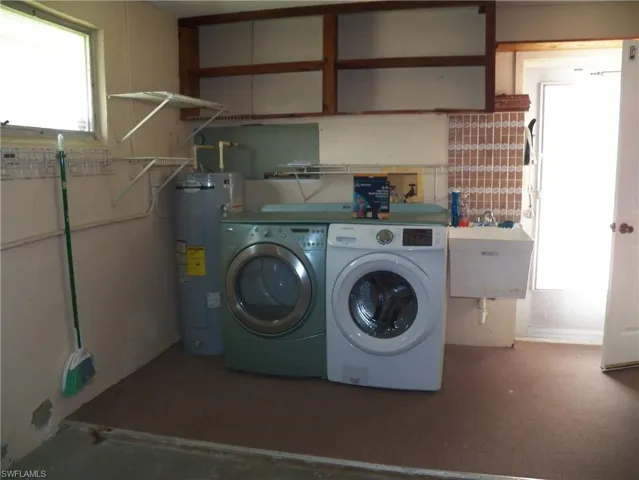 Garage laundry area & door to the lanai
