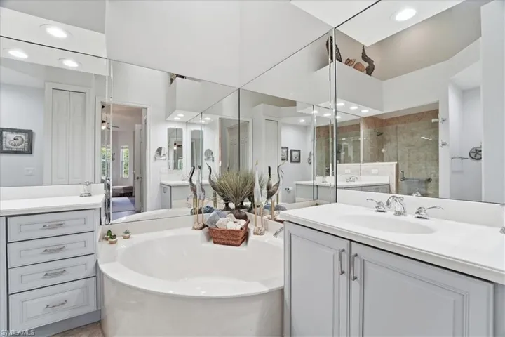 7842 Hawthorne Dr 1703, Naples, Florida 34113