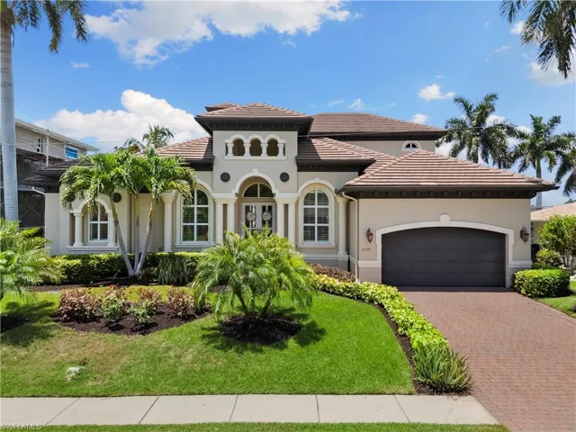Close to beach, shops, restaurants and a short out to the Gulf