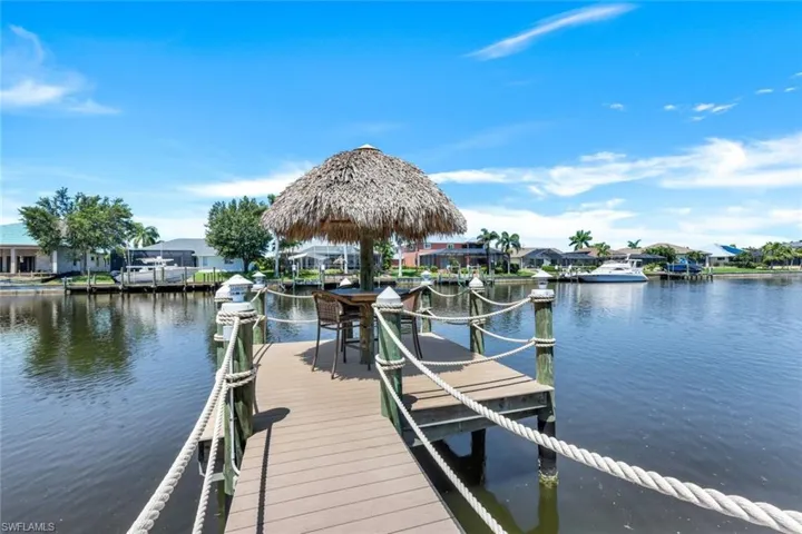 Extra dock with tiki hut