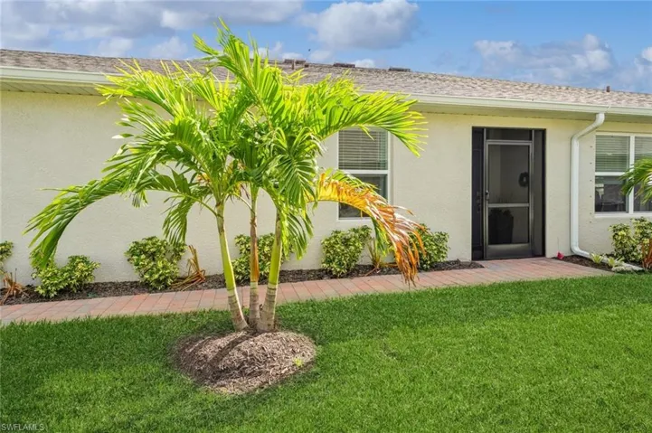 Entrance to property with a yard