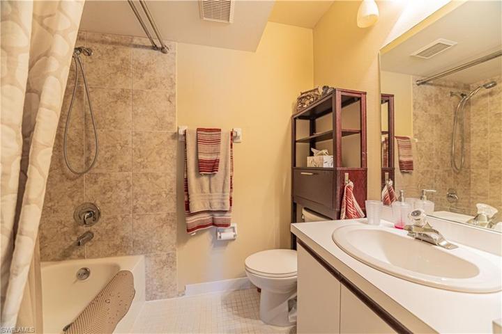 Guest bathroom (en-suite)