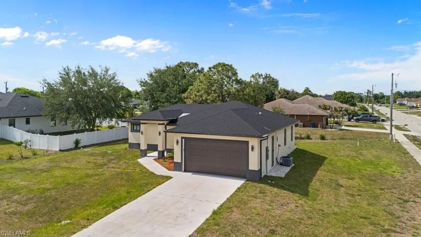 901  Sara N AVE, Lehigh Acres, FL 33971