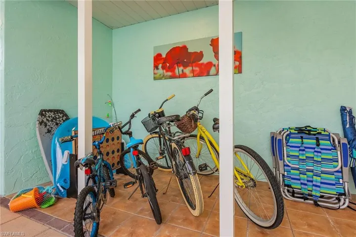 Garage featuring a textured wall