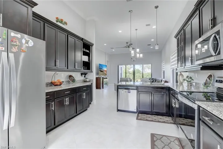 Spacious contemporary kitchen