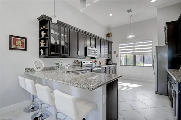 Breakfast bar & kitchen