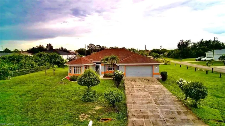 View of front of house with a garage and driveway