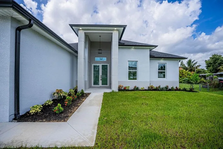 Entrance to property featuring a yard