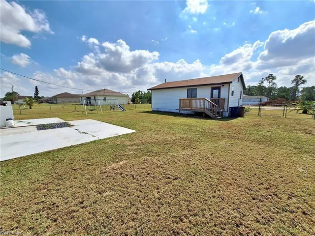 Huge Fenced Back Yard